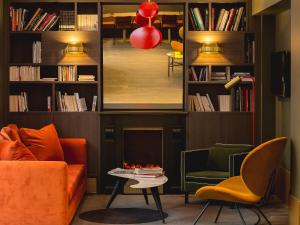 巴黎Bob Hotel的客厅配有沙发和桌椅