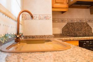 巴涅雷斯德马里奥拉El Teular的厨房水槽和柜台上的水龙头