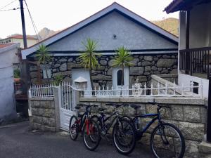 吉尔斯Casa D'Aldeia的停在房子前面的一群自行车