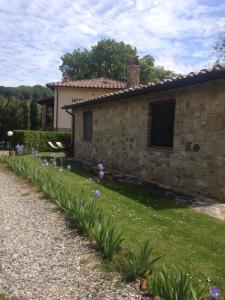 桑塔比诺Borgo del Molinello的石头房子,带紫色花的院子