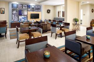 Hawthorn Suites by Wyndham Wheeling at The Highlands餐厅或其他用餐的地方