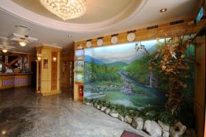 苗栗市王府大饭店的走廊墙上的一幅大画