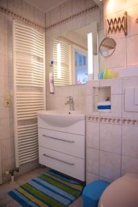 鲁斯特Ferienwohnung Kessler的白色的浴室设有水槽和镜子