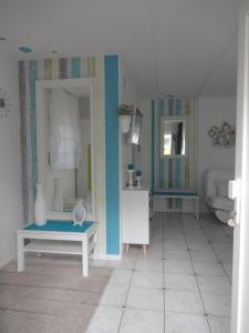 鲁斯特Ferienwohnung Kessler的浴室拥有蓝色的墙壁和白色的瓷砖地板。