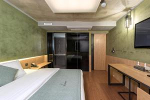 首尔Delight Hotel Jamsil的一间带大床和电视的卧室