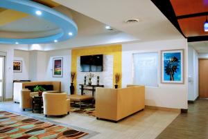 Days Inn & Suites by Wyndham Lubbock Medical Center大厅或接待区