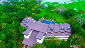 卡特勒格默Grand Tamarind Lake的享有带游泳池的房屋的空中景致