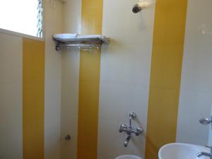 班加罗尔西塔尔住宿酒店的一间带水槽、卫生间和淋浴的浴室