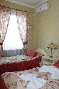 多布尔兹德拉维奇酒店客房内的一张或多张床位