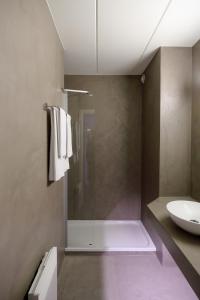 蒂伦豪特科森多克韦恩酒店的带淋浴和盥洗盆的浴室