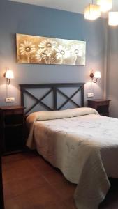 埃兰特克索韦Casa Rural Ogoño Mendi的一间卧室配有一张带2个床头柜和2盏灯的床。