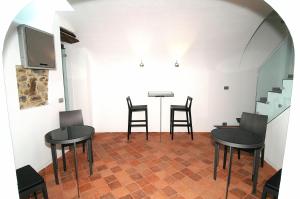 VallebonaA Ca Du Barba Ge的一间设有两张桌子和椅子的房间以及一张桌子