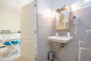 波连萨港贝拉维斯塔膳食公寓的一间带水槽和镜子的浴室