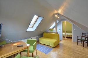 卡齐米日-多尔尼卡斯科瓦度假旅馆的客厅配有黄色椅子和桌子