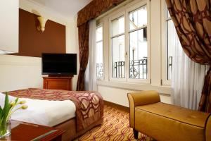 米兰维斯康蒂皇宫豪华酒店的酒店客房设有床和窗户。