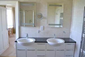 格文Burnside Farm B & B的浴室设有2个水槽和镜子
