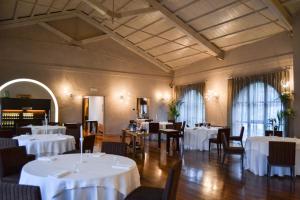 Montà卡萨阿梅日卡尼酒店的一间设有白色桌椅的用餐室