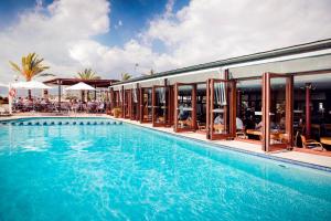 马略卡岛帕尔马博尔题索尔酒店＆餐厅的大楼旁的大型游泳池