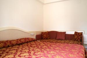 里米尼奥林波公寓式酒店的一间卧室,卧室内配有一张大床
