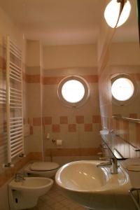 里米尼奥林波公寓式酒店的浴室设有2个卫生间和水槽