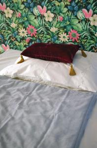布达佩斯布鲁门公寓的床上的白色枕头,带花卉墙
