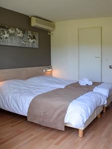 圣爱米里昂东快捷酒店客房内的一张或多张床位