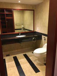 士姑来兰斯度假租赁公寓的一间带卫生间和大镜子的浴室