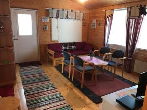 KarijokiHannunluhdan Lomamökit的客厅配有沙发和桌椅
