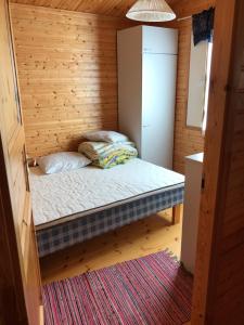 KarijokiHannunluhdan Lomamökit的小屋内的小房间,配有一张床