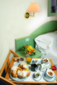 马奥莱里尔膳食公寓酒店的床上桌子上的一盘食物