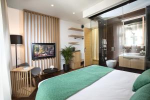 贝尔格莱德多米尼克旅馆 - 百乐门的一间带大床的卧室和一间浴室
