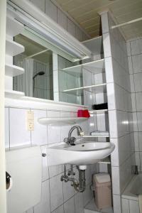 巴德茨维什安Pension-Marion的一间带水槽、卫生间和镜子的浴室
