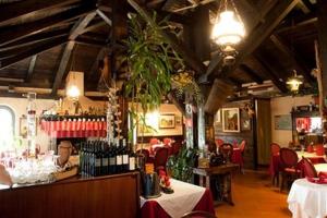 诺维格勒伊斯特拉马金酒店的餐厅设有酒吧,配有桌椅