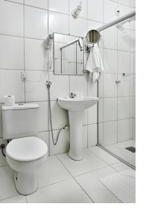 巴雷图斯Hotel Dan Inn Barretos的白色的浴室设有卫生间和水槽。
