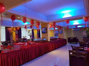 索哈尔皇家花园酒店的宴会厅设有红色桌子和气球