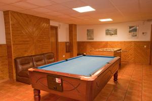 贝纳斯克伊布拉达酒店的一间房间,内设台球桌