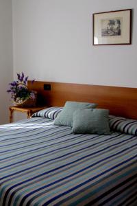 卡瓦利诺Appartamenti Giardino al Mare的床上有2个枕头