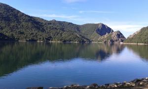 Tolla托拉克特湖度假屋的享有以山脉为背景的湖泊美景