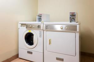 霍恩湖Homestay Horn Lake Southaven的客房内提供洗衣机、洗衣机和烘干机。