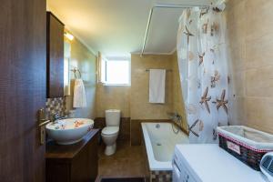 Stavroula Apartment near Panormo - Rethymno, Crete的一间浴室