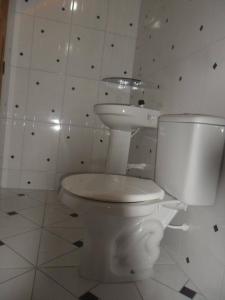 穆库热Pousada Recanto Verde的浴室配有白色卫生间和盥洗盆。