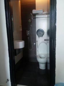 巴生梦幻酒店的一间带卫生间和水槽的浴室
