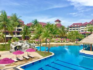 迪沙鲁迪沙鲁海滩桑德及桑德尔斯Spa度假酒店的一个带椅子和遮阳伞的游泳池的度假酒店