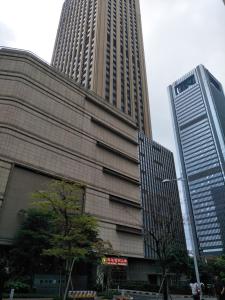广州Pazhou Angda International Aparthotel Canton Fair Branch的一座高大的建筑,在一座城市里有两个高大的摩天大楼