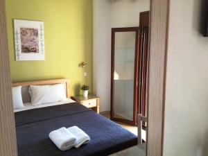 波利克罗诺Villa Maria的一间卧室配有一张床,上面有两条毛巾