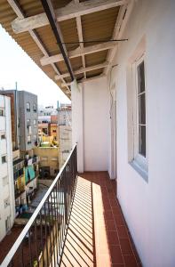 略夫雷加特河畔奥斯皮塔莱特Camp Nou Apartment的白色建筑的阳台,带有窗户