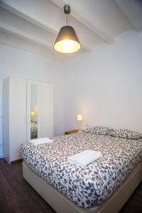 略夫雷加特河畔奥斯皮塔莱特Camp Nou Apartment的一间卧室,卧室内配有一张大床