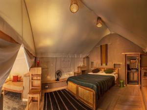 NimuNimmu House Ladakh的帐篷内一间卧室,配有一张床