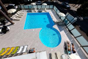 米兰马瑞提那Hotel San Marco的享有大型蓝色游泳池的顶部景致