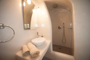费拉拉夫特里斯传统客房酒店的白色的浴室设有水槽和淋浴。